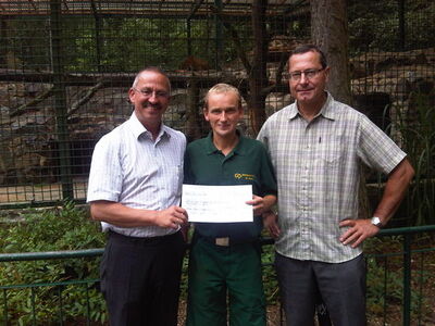 Wolfgang Lemb, Herr Horn und Herr Allgäuer (v.l.) bei der Spendenübergabe. (Foto: Siebelist)