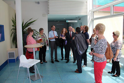 Regine Kanis (2.v.lin.) beim Rundgang durch das Klinikum Apolda.