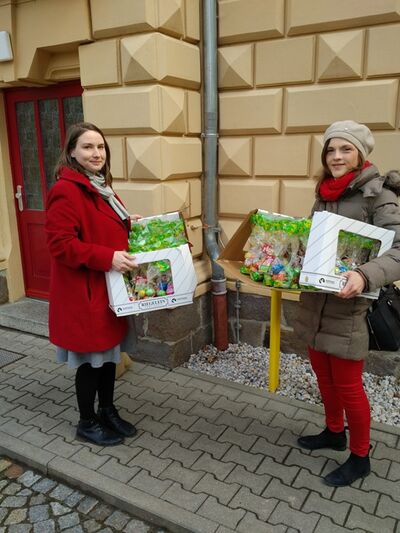 v.l. Katharina Schenk und Elisabeth Kaiser verteilen eine kleine Überraschung an die Kinder des Kinderheim Sonnenland