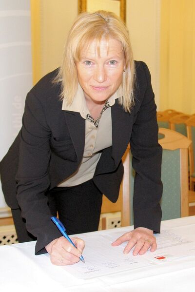 Sabine Doht bei der Unterzeichnung
