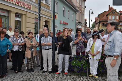 Regine Kanis und mehr als 80 interessierte Bürger hören Gunter Demnig zu.