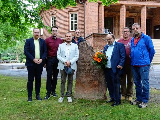 Vertreter der SPD am Gedenkstein von Emil Böhme