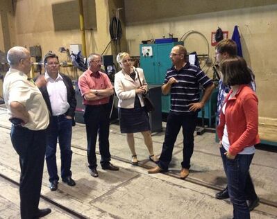 Die Abgeordneten Baumann, Lemb und Mühlbauer (2.,3.,4. von links) beim Betriebsbesuch.
