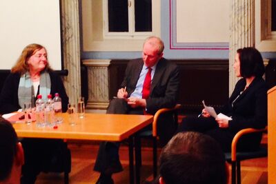 Dorothea Marx mit Jakob von Weizsäcker und der Moderatorin Blanka Weber