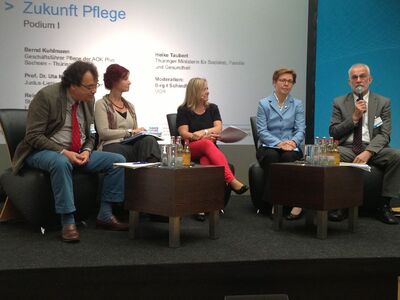Sozialministerin Heike Taubert (2. v.re.) bei der Podiumsdiskussion.