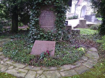 Blumen für die unschuldig getöteten Kinder von Zwangsarbeiterinnen.