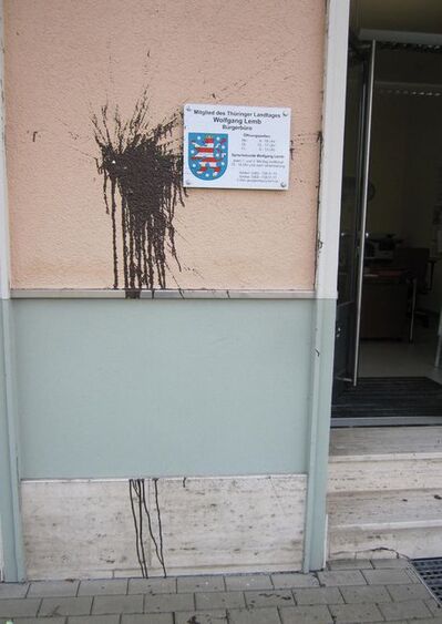 Mehrere Farbbeutel wurden an Scheibe und Außenfassade des Bürgerbüros in der Bahnhofstraße 12 geworfen. 