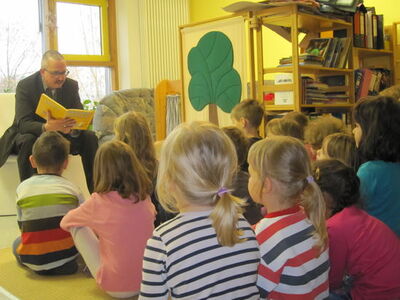 Wolfgang Lemb beim Vorlesen