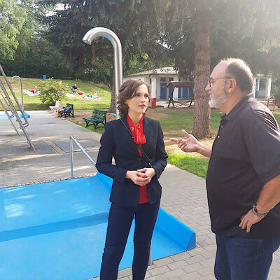 Elisabeth Kaiser und Wolfgang Scholz beim Besuch des Freibades im Jahr 2020