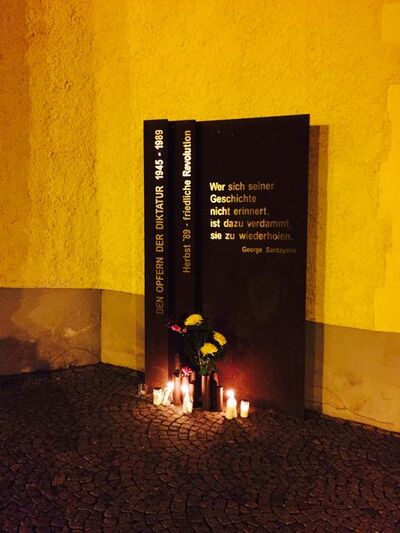 Mahnmal für die Opfer der DDR-Diktatur am Abend der ersten Montagsdemo nach der friedlichen Revolution am in Ilmenau