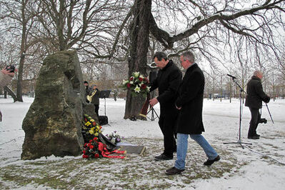 Armin Allgäuer und Wolfgang Lemb legten am Sonntag, den 27.1., in Gera ein Blumengesteck nieder. Foto: S.M.
