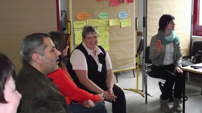 Regine Kanis (2.v.re.) im Gespräch mit Teilnehmern des Workshops..