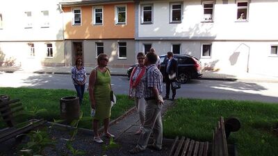 Iris Gleicke (2.v.li.), Regine Kanis und Hans-Christian Schmidt vor dem Heimbürgedenkmal in Kahla.