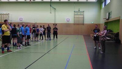 Regine Kanis (re.) begrüßt die Mannschaften.