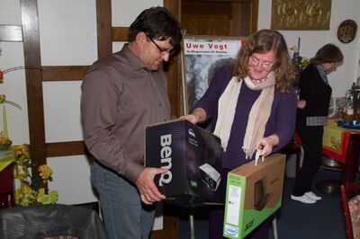Dorothea Marx beim Überreichen der gekauften Gegenstände an den Vereinsvorsitzenden Thomas Gehlhaar