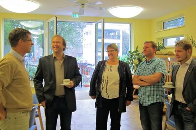 Regine Kanis und Dr. Thomas Hartung (2. v. li.) im Gespräch.