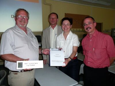 V.l.n.r.:Lutz Warnecke (Abteilungsleiter), Reiner Hädrich (Schulleiter), Heike Taubert (Ministerin), Wolfgang Lemb (MdL)