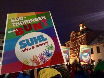 Teilnehmer der Gegendemonstration vor dem Suhler Rathaus